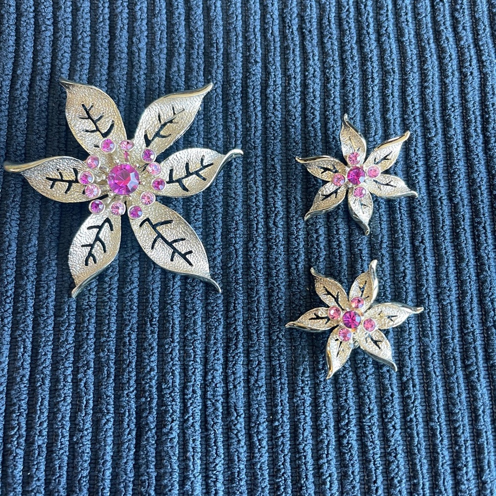 SARAH COVENTRY VINTAGE BROOCH AND EARRING SET.